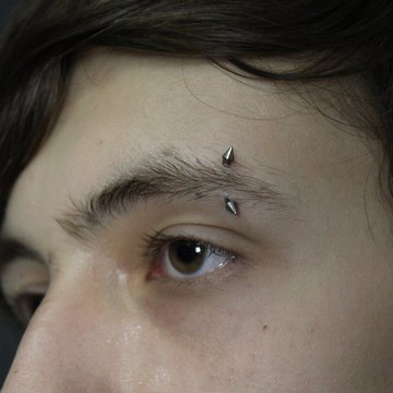 Piercing brwi