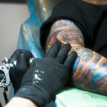 Artysta VEAN TATTOO polecający krem klientowi