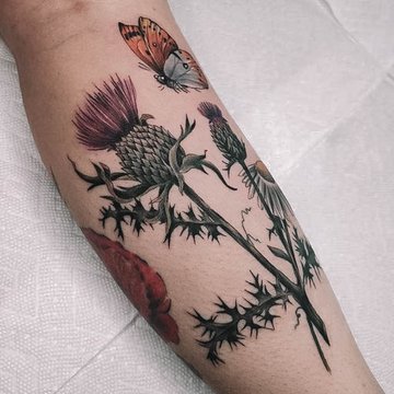 tatuaż motyl z kwiatem znaczenie wzór