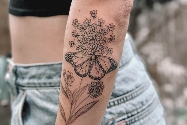 tatuaż motyl z kwiatem znaczenie wzór