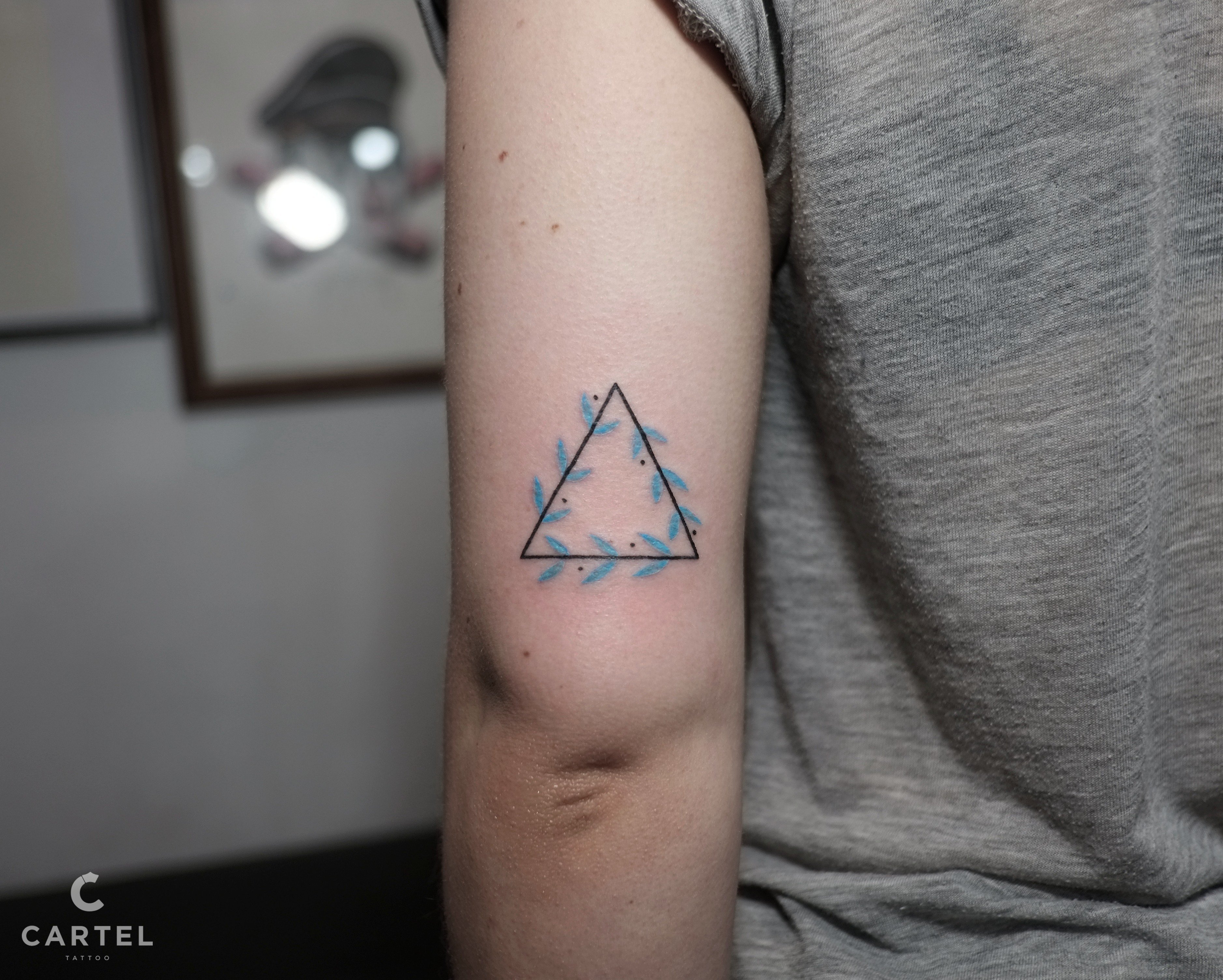 Бесконечный треугольник тату