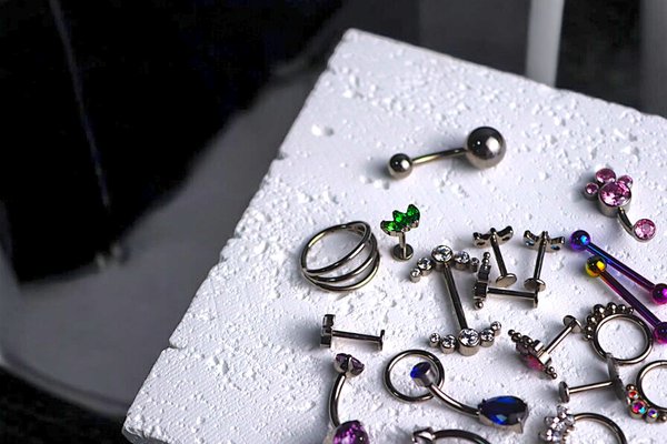 Anodowanie biżuterii do piercingu