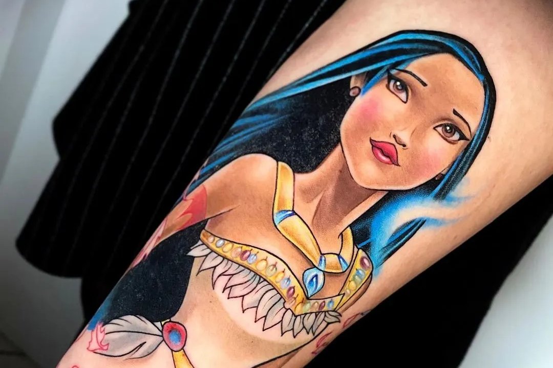Tatuaż Pocahontas na ramieniu