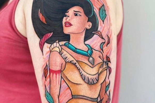 Pocahontas z rozwianymi włosami jako tatuaż