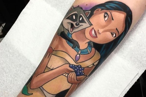 Tatuaż twarzy Pocahontas na przedramieniu