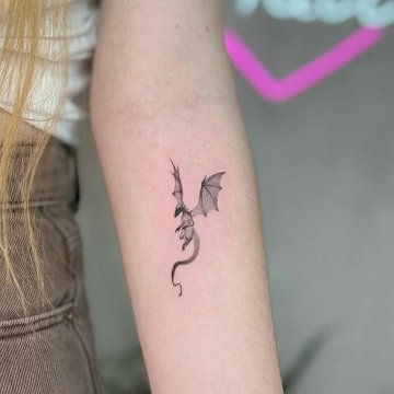minimalistyczny tatuaż smoka