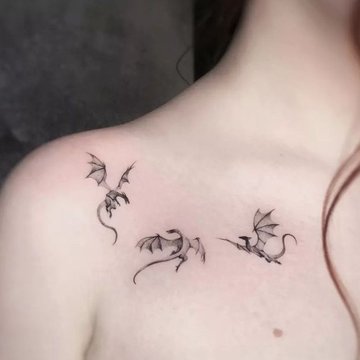 tatuaż smok na obojczyku