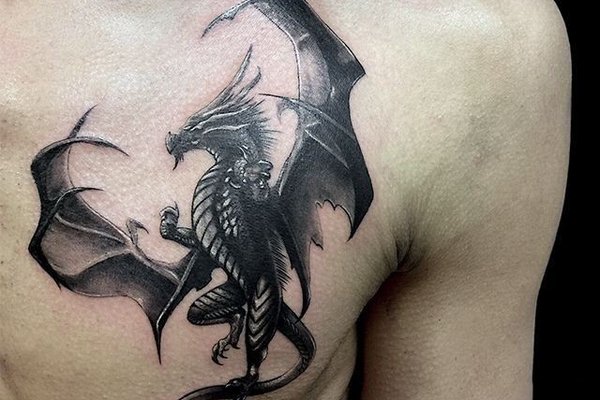 tatuaż chiński smok na klatce piersiowej