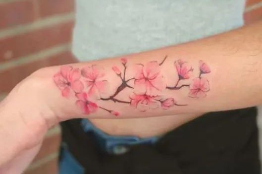 Tatuaż kwiat wiśni (sakura)