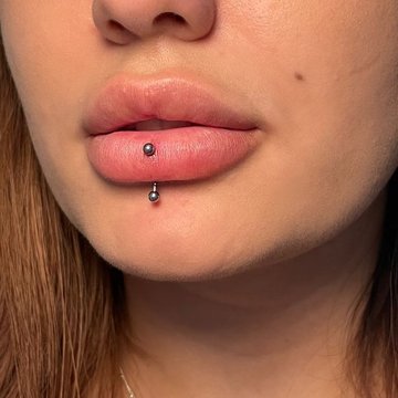 piercing dolnej wargi
