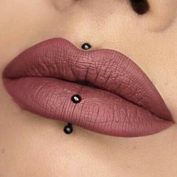 vertical labret piercing