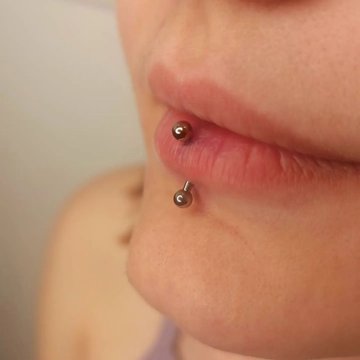 vertical labret piercing
