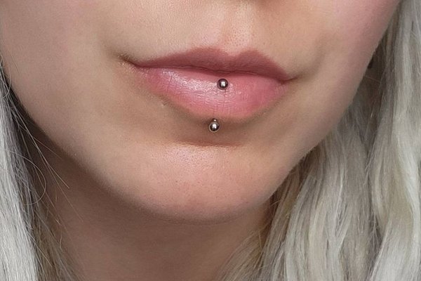 vertical labret piercing