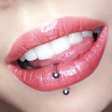 jak wygląda vertical labret