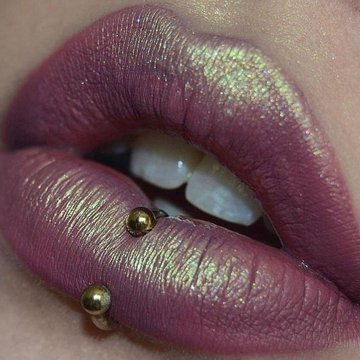 piercing dolnej wargi
