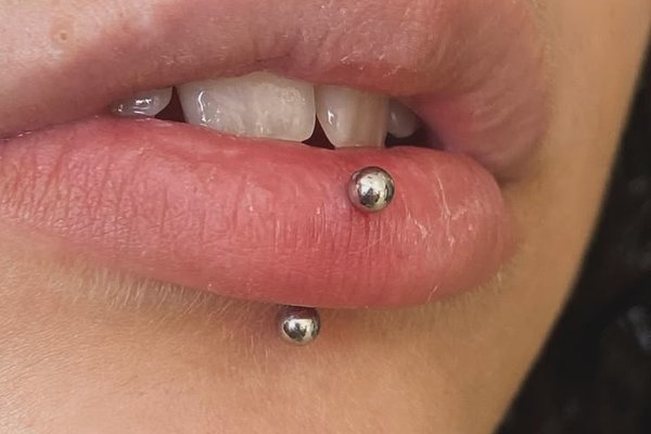 kolczyk pionowy labret