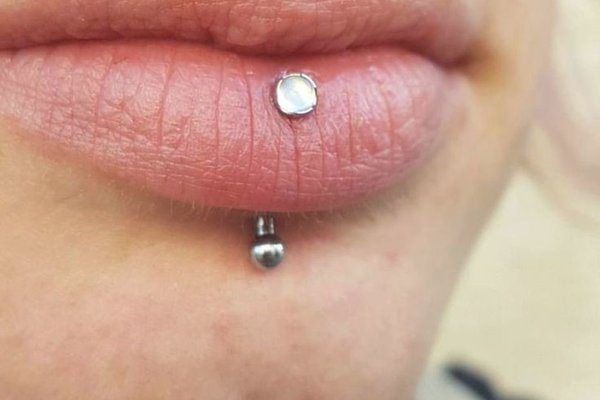 jak wygląda vertical labret