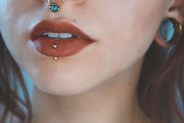 piercing dolnej wargi