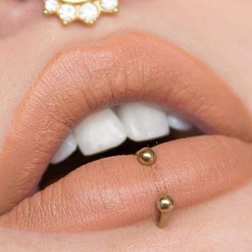 kolczyk pionowy labret