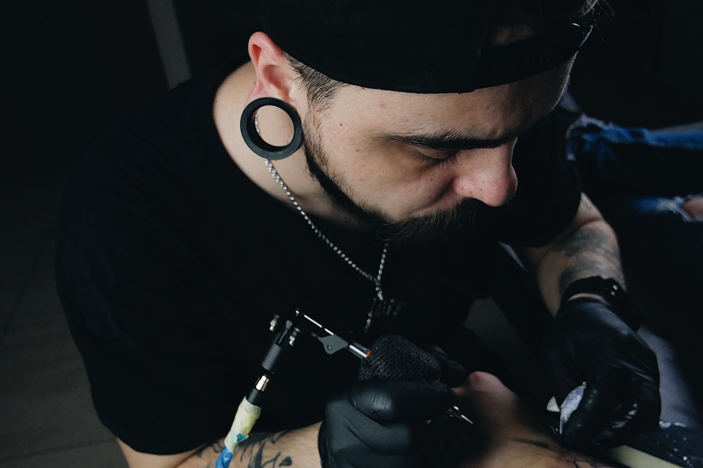 Artysta z VEAN TATTOO doradzający w sprawie pielęgnacji