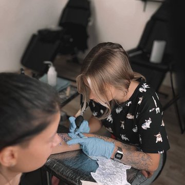 Klient otrzymujący zalecenia dotyczące pielęgnacji