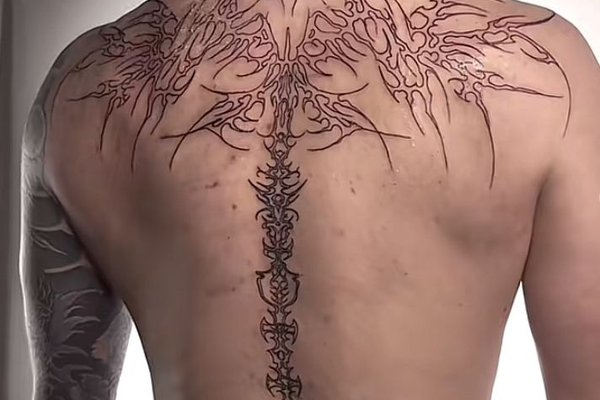 Tatuaż męski wzdłuż kręgosłupa