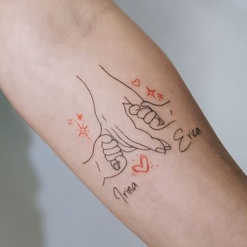 Tatuaż z kompozycją serc i imion dzieci