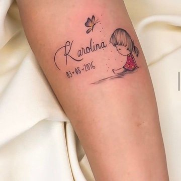 Kolorowy tatuaż z imieniem dziecka w technice watercolor