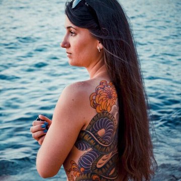 Widok skóry z tatuażem po kilku tygodniach ochrony UV