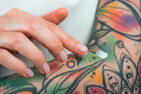 Klient odbierający instrukcje po sesji tatuażu