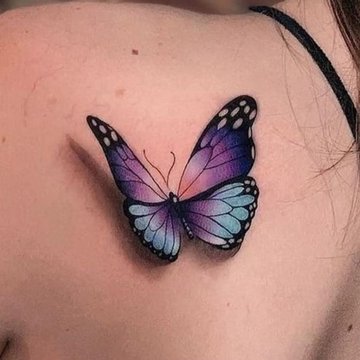 realistyczny tatuaż 3D z motylem unoszącym się nad skórą na plecach