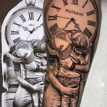 tatuaż z imieniem dziecka i realistycznym zegarem