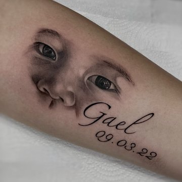 tatuaż 3d z imieniem dziecka na przedramieniu