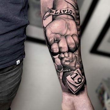 tatuaż 3d z imieniem dziecka i realistyczną rączką