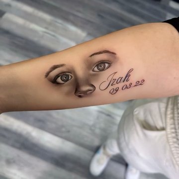 tatuaż 3d z imieniem dziecka na przedramieniu