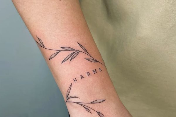 tatuaż karma w stylu fine line
