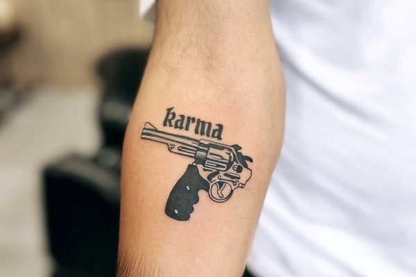 męski tatuaż karma z pistoletem