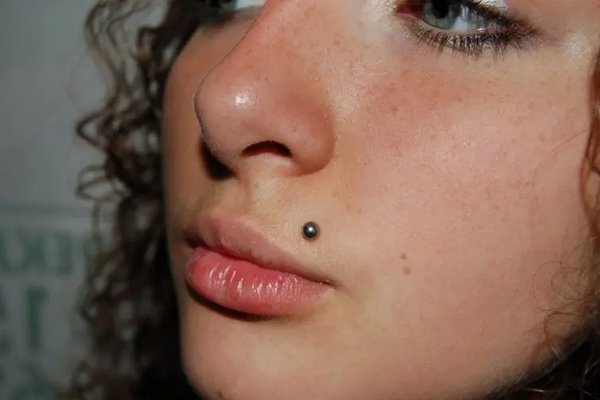 Madonna piercing pielęgnacja