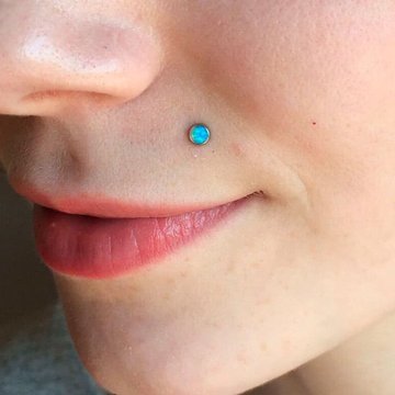 bezpieczny piercing ust