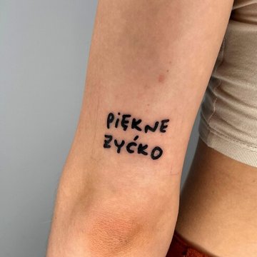 fajne napisy na tatuaż po polsku dla kobiet