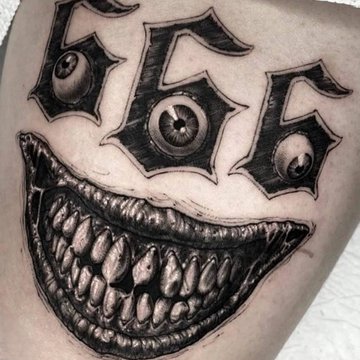 Tatuaż 666 jako część większej kompozycji
