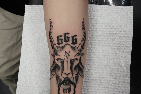 Tatuaż 666 jako część większej kompozycji