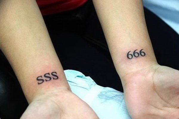 Klasyczne cyfry 666 na nadgarstku