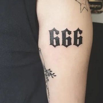 Tatuaż 666 z czcionką gotycką