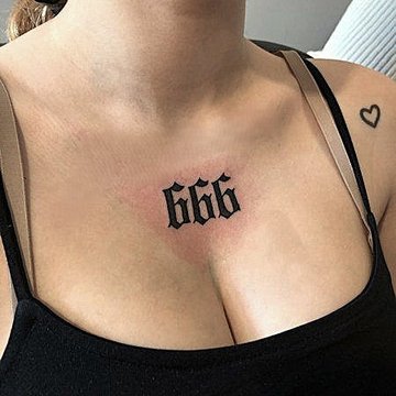 Tatuaż 666 na klatce piersiowej
