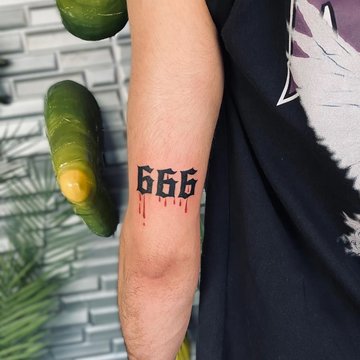 cyfry 666 z kroplami krwi