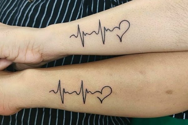 Tatuaż serca z linią życia jako pamiątka