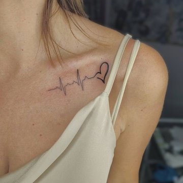 Tatuaż EKG z małym serduszkiem
