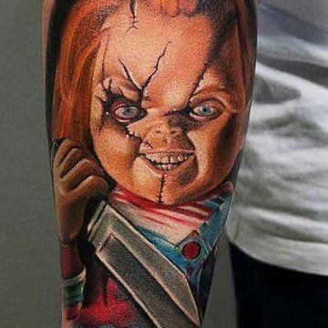 Groźna twarz Chucky jako tatuaż