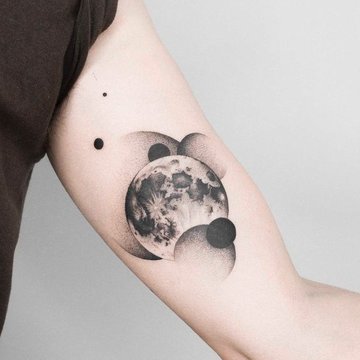 Księżyc w akompaniamencie planet – astrologiczna kompozycja